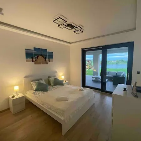 Villa Toparti Villa, Jakuzzi,luxus Elmeny A Szigetkoezben