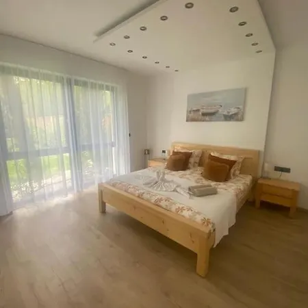 Toparti Villa, Jakuzzi,luxus Elmeny A Szigetkoezben Villa *