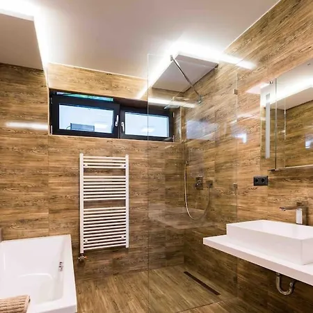 Villa Toparti Villa, Jakuzzi,luxus Elmeny A Szigetkoezben Gyorzamoly