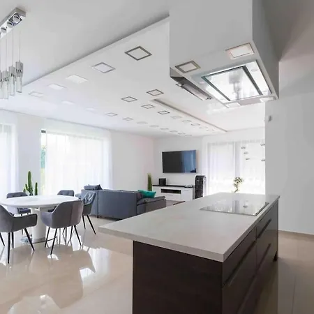 Villa Toparti Villa, Jakuzzi,luxus Elmeny A Szigetkoezben *