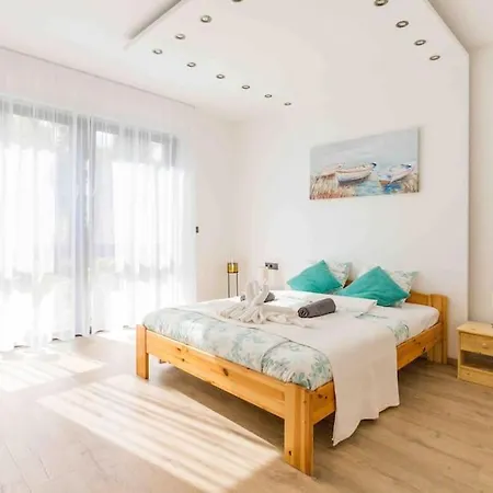 Toparti Villa, Jakuzzi,luxus Elmeny A Szigetkoezben Villa *