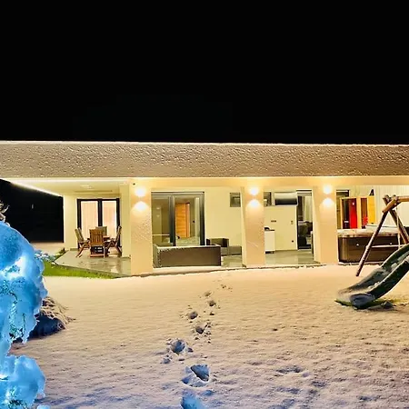 Villa Toparti Villa, Jakuzzi,luxus Elmeny A Szigetkoezben Gyorzamoly